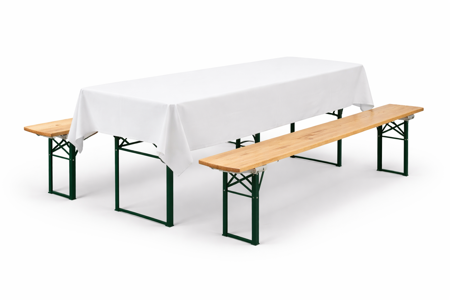 drveni-sto-sa-klupama-i-stolnjakom