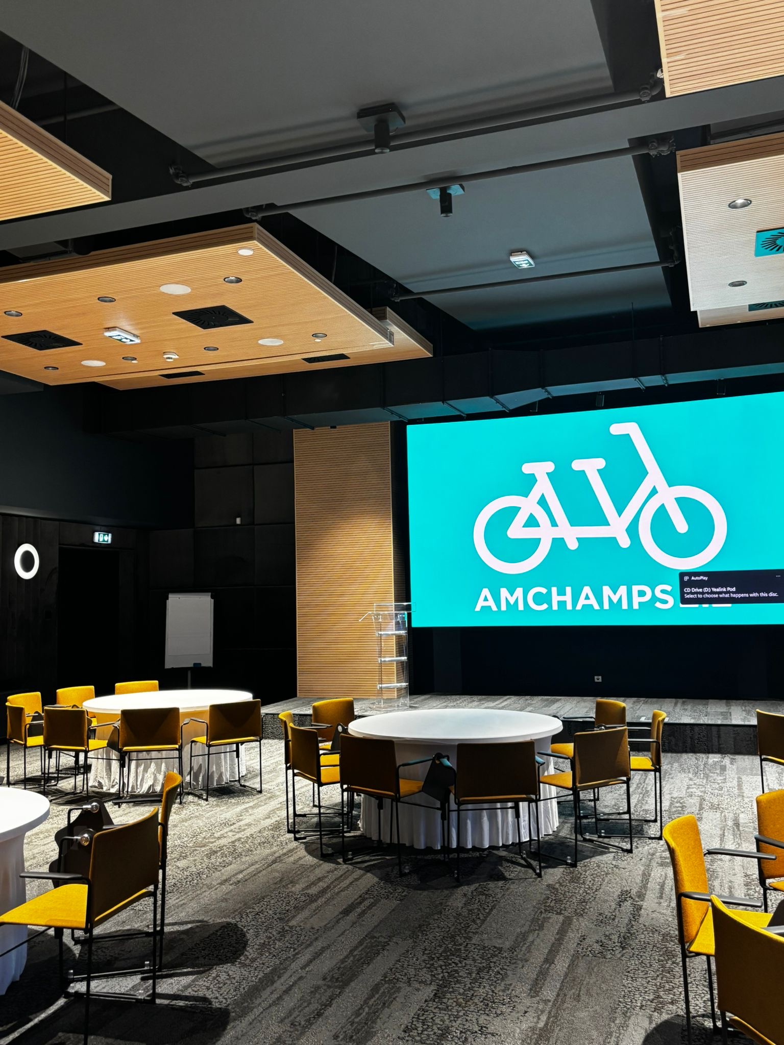 okrugli-banket-sto-sa-suknja-stolnjakom2