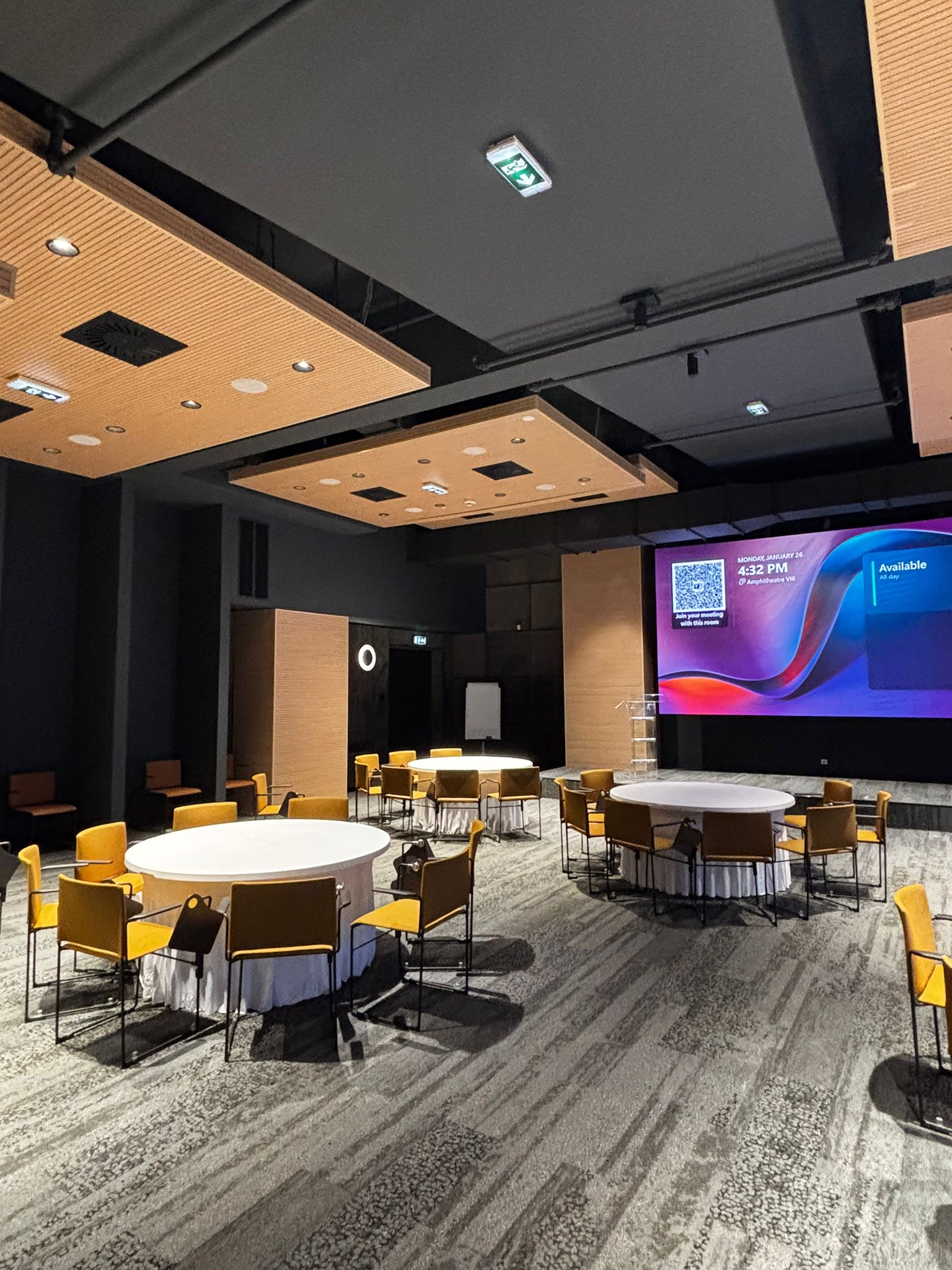 okrugli-banket-sto-sa-suknja-stolnjakom3