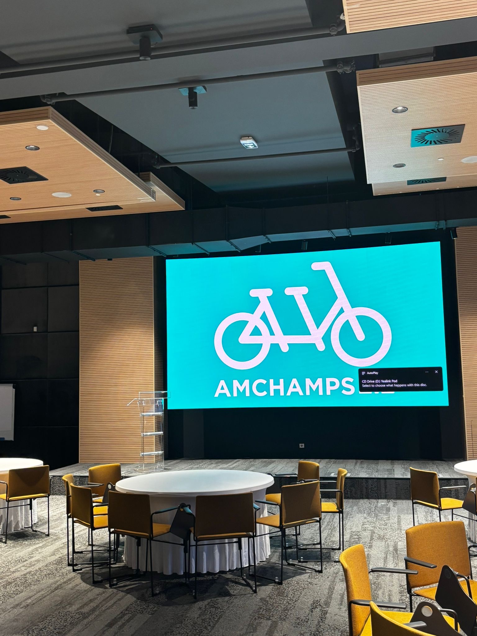 okrugli-banket-sto-sa-suknja-stolnjakom6