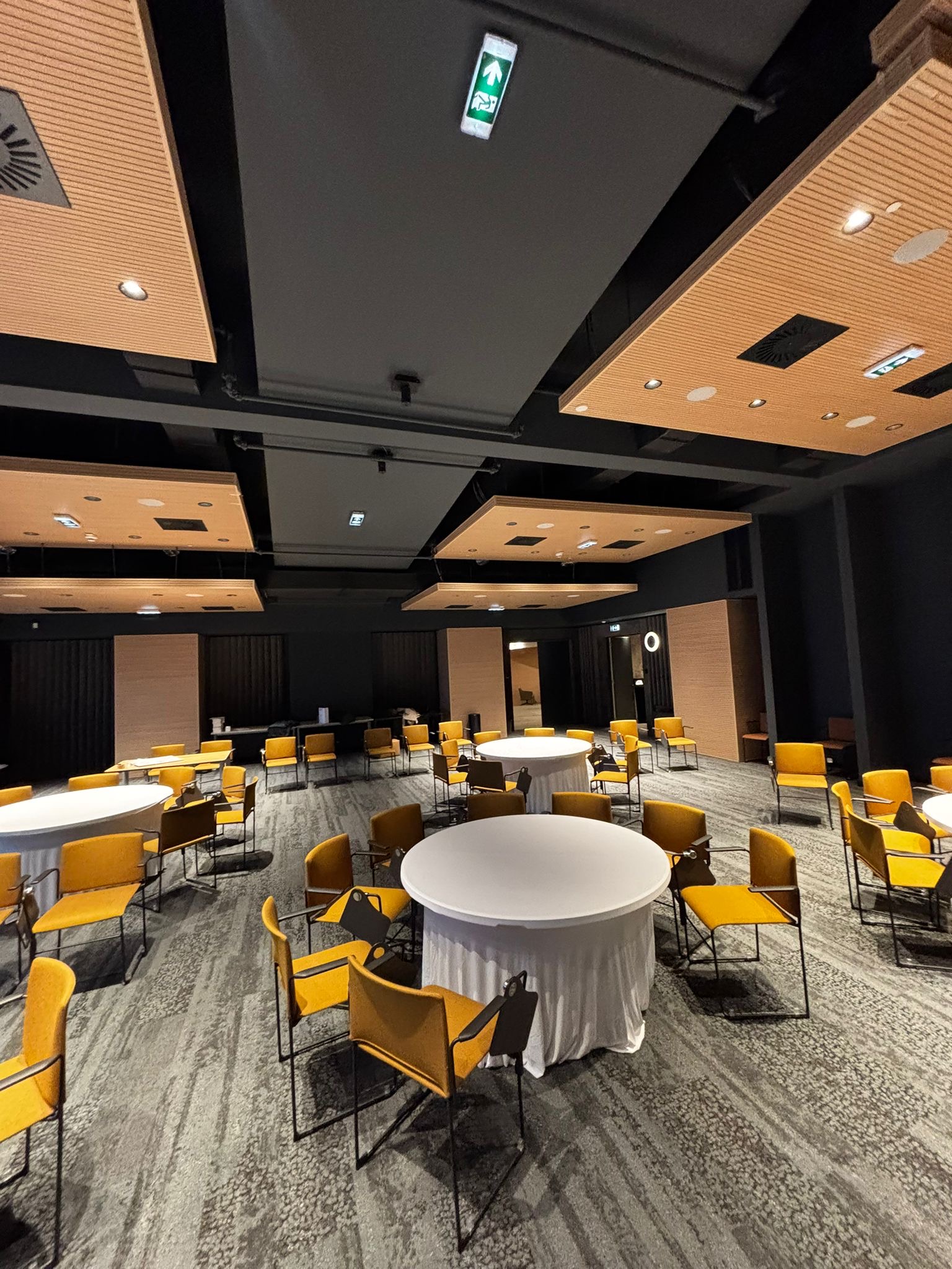 okrugli-banket-sto-sa-suknja-stolnjakom7